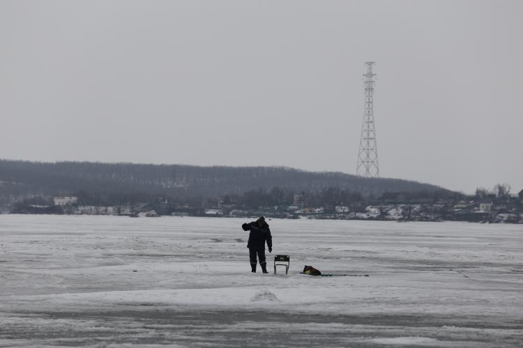 Довел дело до конца: в Приморье рыбак провалился под лед