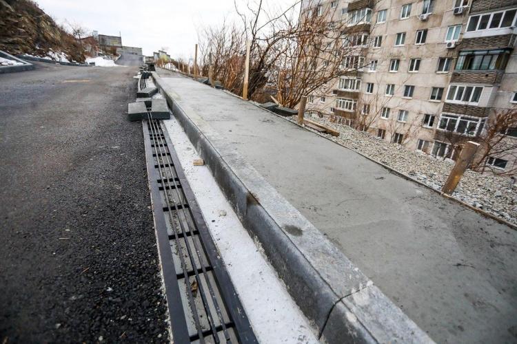 Во Владивостоке асфальтируют проезд к видовой на сопке Бурачка