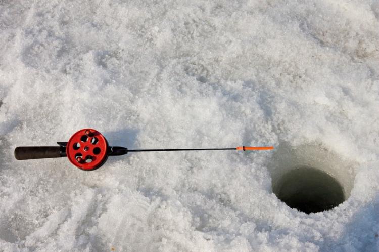 Ушёл под воду: рыбак провалился под лёд в Приморье