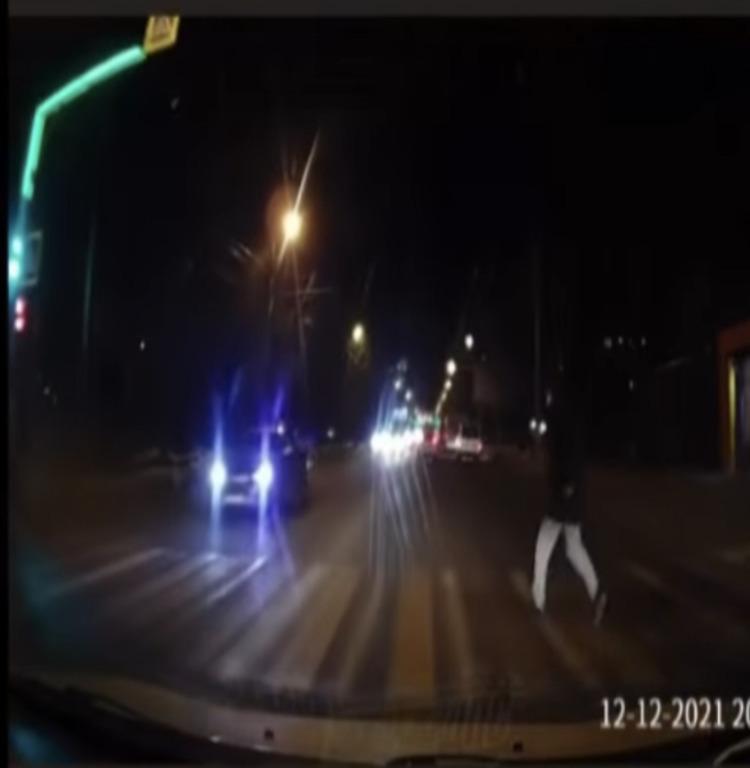Во Владивостоке водитель чуть не сбил человека на пешеходном переходе