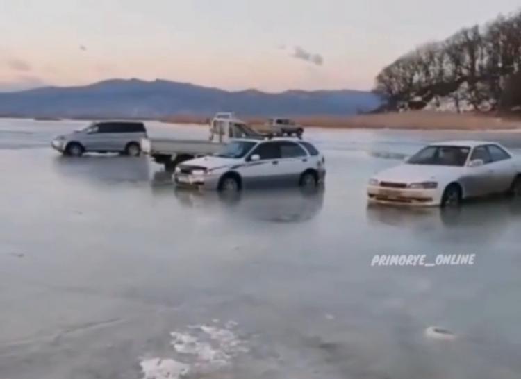 «Из года в год»: жители Приморья оставляют свои автомобили на льду