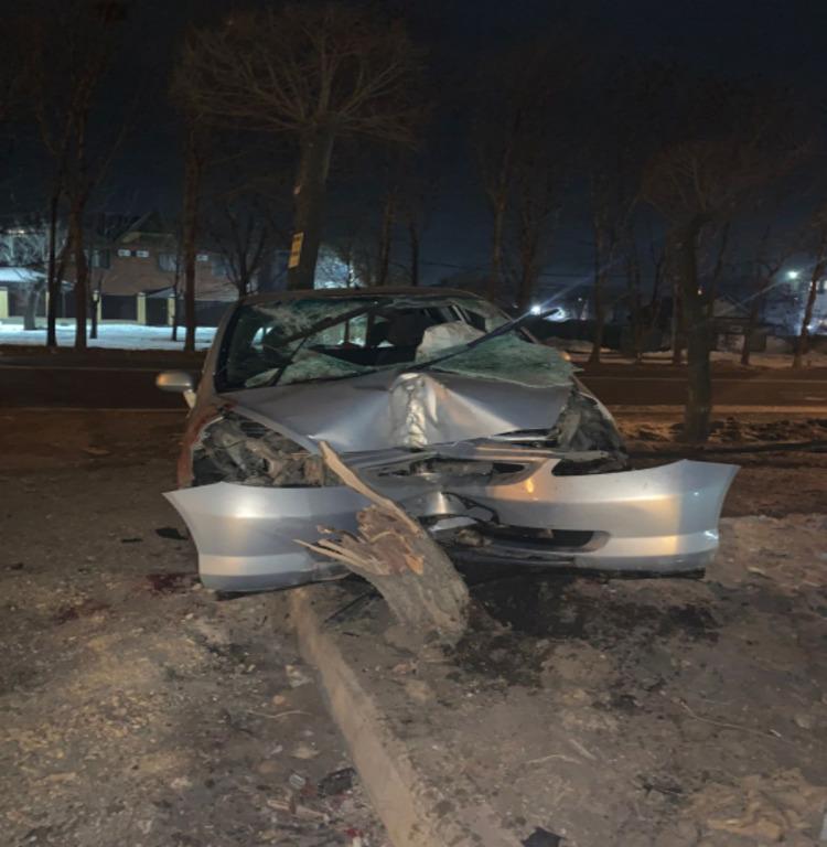 В Приморье авто врезалось в дерево – в результате пострадали пять человек