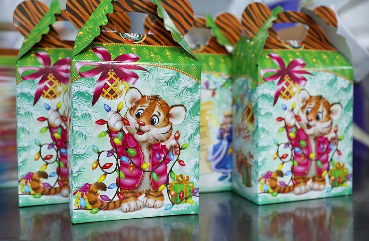 В Приморье дети получили почти 200 тысяч сладких подарков от губернатора