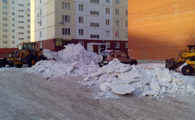 Дети плакали: циничный тракторист разрушил снежную горку в Новосибирске