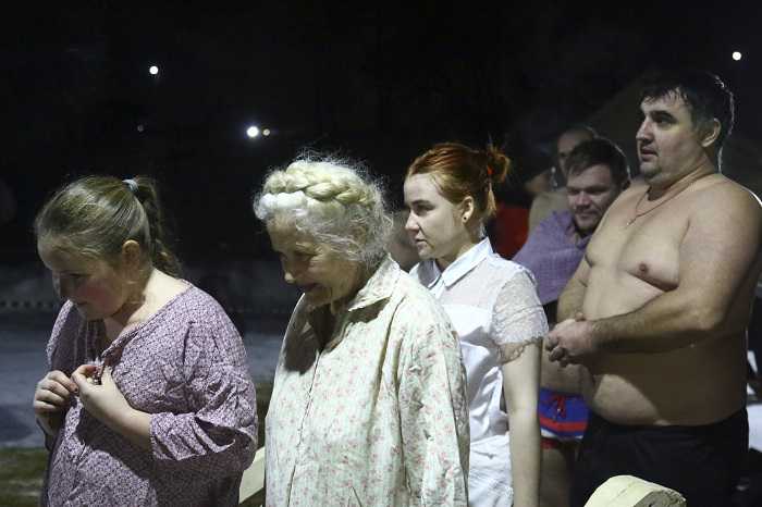 Тысячи новосибирцев ночью смыли грехи в Оби на Крещение-2022
