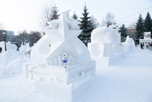 В Первомайском сквере стартовал новосибирский фестиваль снежной скульптуры