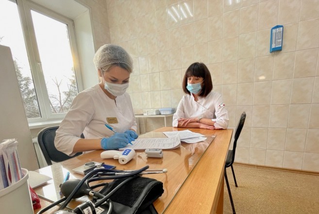 Учителей, врачей и пожилых ревакцинируют от коронавируса в Новосибирске