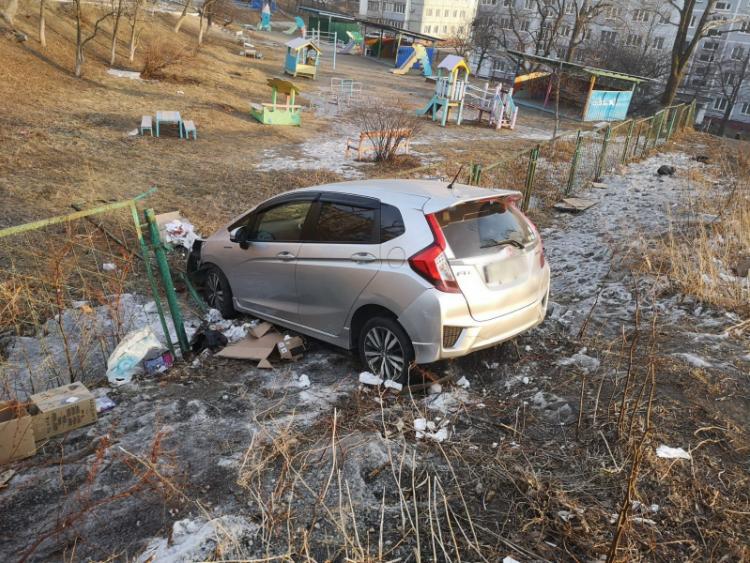 Во Владивостоке автомобиль снёс ограждение детского сада