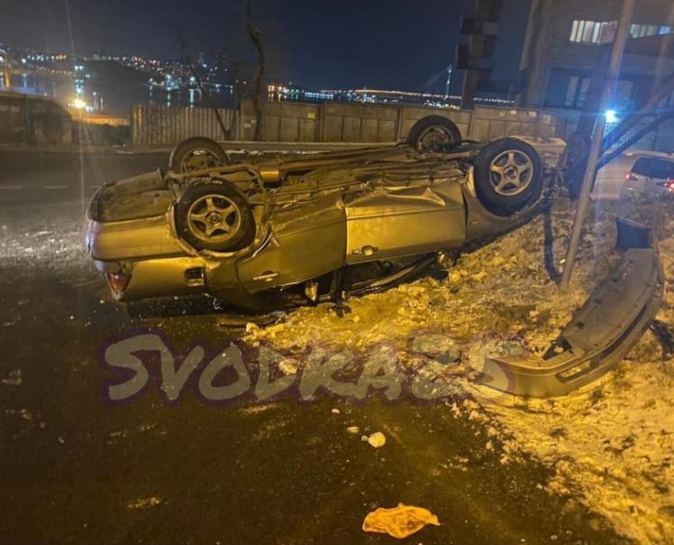 Автомобиль перевернулся на скользкой дороге во Владивостоке