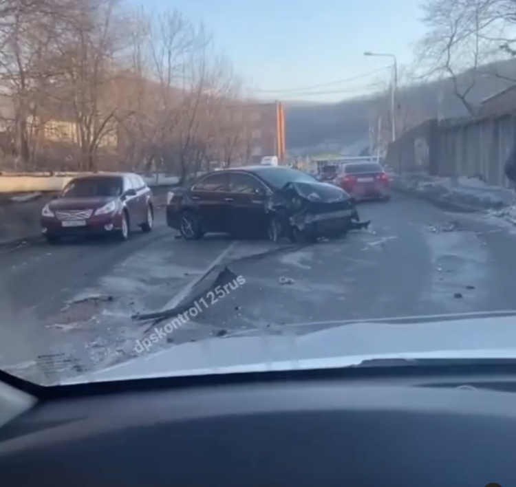 Владивостокский водитель врезался в бетонную плиту из-за гололёда