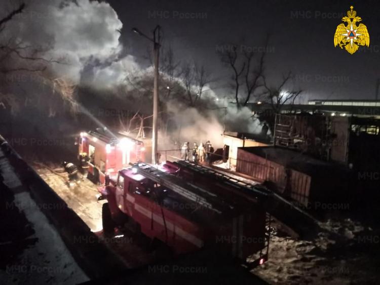 Масштабный пожар полыхал во Владивостоке