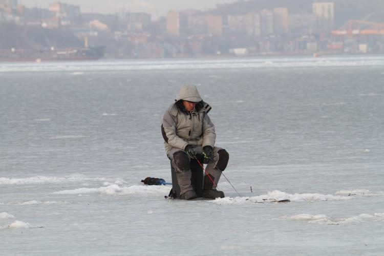 Победитель зимней «Народной рыбалки» во Владивостоке получит надувную лодку