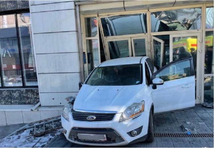 Водителю стало плохо: иномарка влетела в здание во Владивостоке