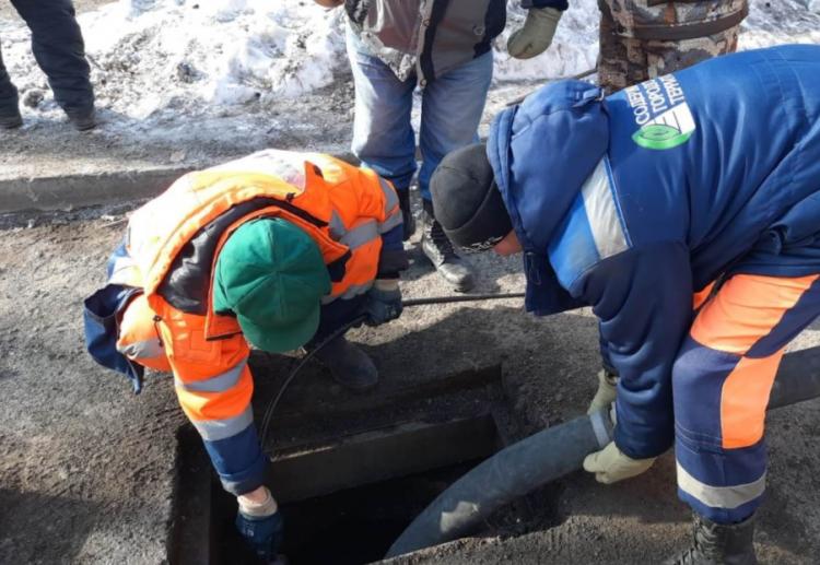 Во Владивостоке промывают и прочищают сети ливневой канализации