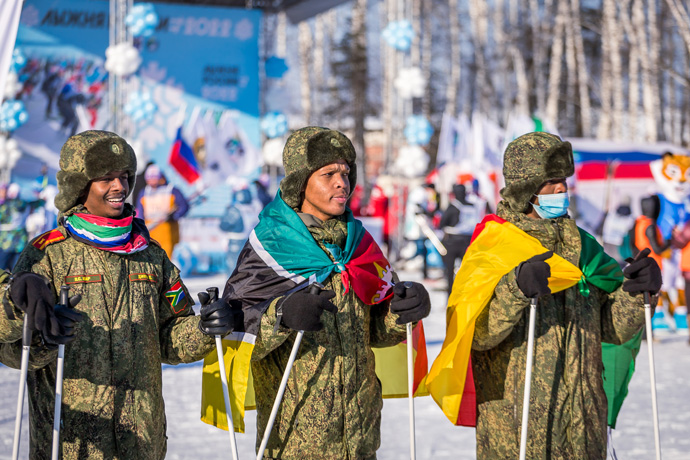 «Лыжня России-2022» объединила лыжников, хоккеистов и волейболистов в Новосибирске