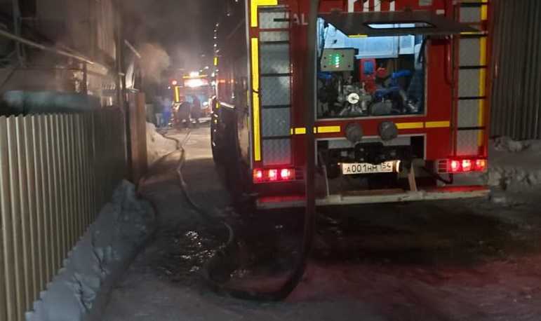 Сотрудники МЧС вынесли газовые баллоны из горящего дома в Новосибирске