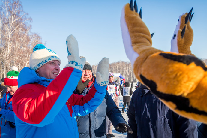 «Лыжня России-2022» объединила лыжников, хоккеистов и волейболистов в Новосибирске