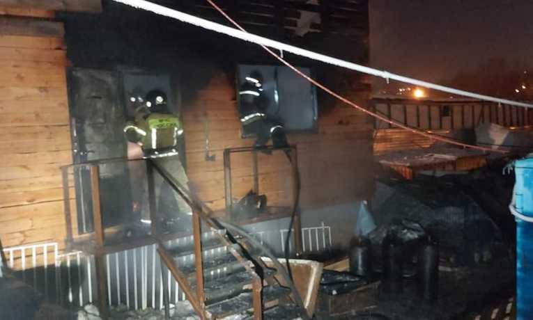 Сотрудники МЧС вынесли газовые баллоны из горящего дома в Новосибирске