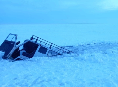 УАЗ любителя рыбалки утонул на озере Чаны в Новосибирской области