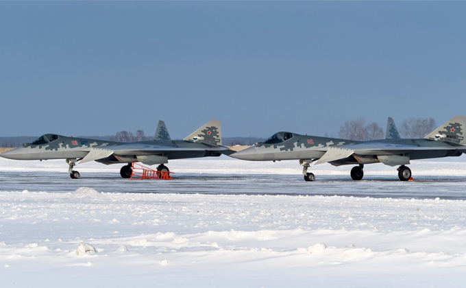 Два новейших истребителя Су-57 оказались в аэропорту Новосибирска