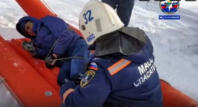 Спасатели на надувных санях эвакуировали живого «подснежника» в Новосибирске