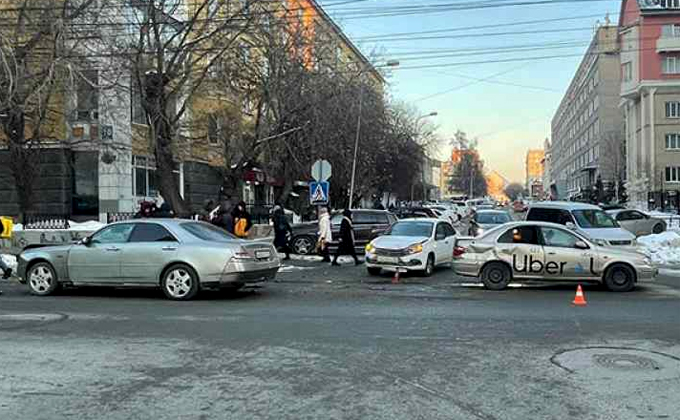 Пассажир такси пострадал в ДТП в центре Новосибирска
