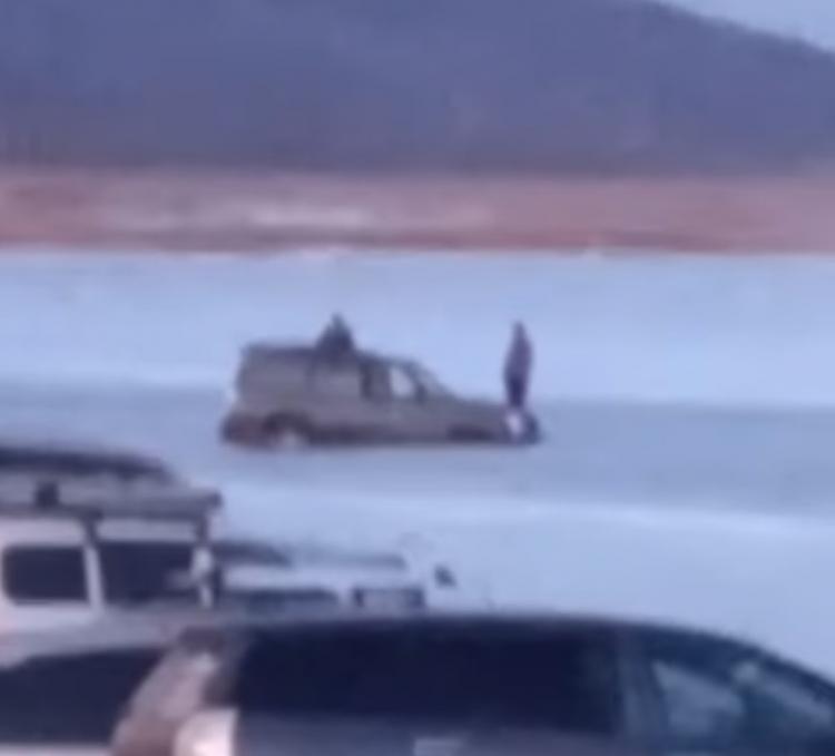 «Бессмертные»: автомобиль провалился под лёд в Приморье