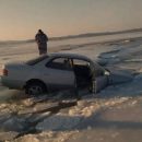 «Водитель успел выбраться»: автомобиль ушёл под лёд в Шкотово