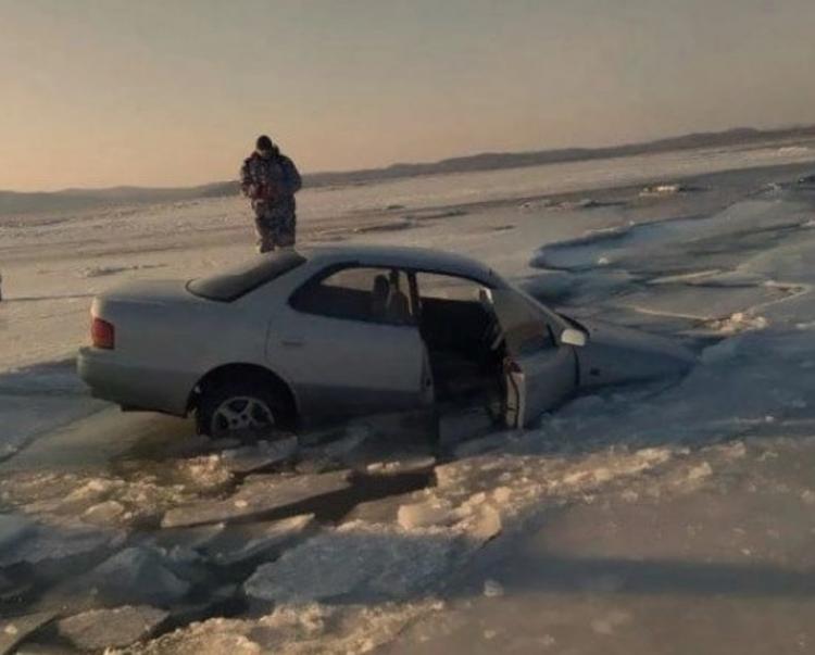 «Водитель успел выбраться»: автомобиль ушёл под лёд в Шкотово
