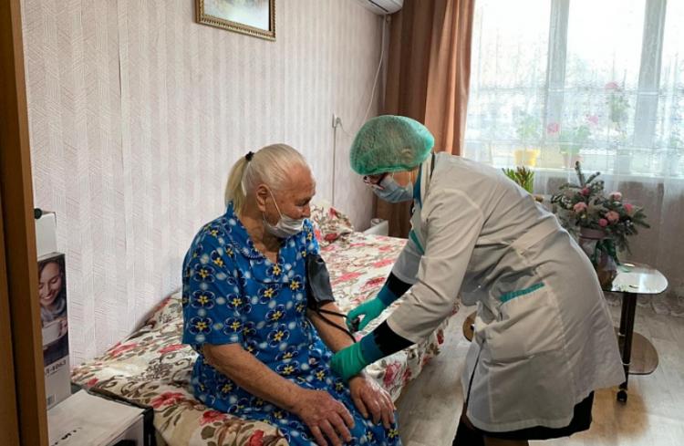 Ревакцинацию от коронавируса прошла 102-летняя жительница Артёма