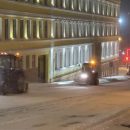Во Владивостоке с ночи продолжается уборка снега