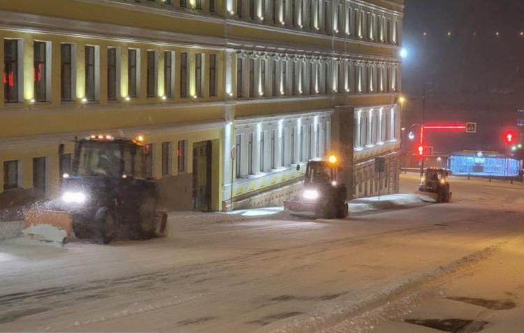 Во Владивостоке с ночи продолжается уборка снега