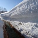 В Южно-Сахалинске девушка провалилась под снег в кипяток