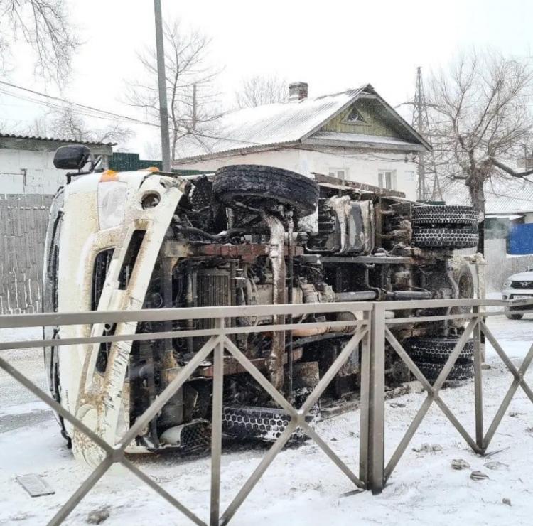 «Жёстко»: грузовик завалился на бок и перекрыл дорогу во Владивостоке