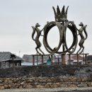 Грандиозную стелу с короной и соболями открыли в Сузуне