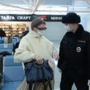 Пассажиров без масок отлавливали в аэропорту Толмачево Пассажиров без масок отлавливали в аэропорту Толмачево