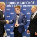 Герой России вручил медали добровольцам Волонтерского центра партии
