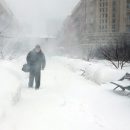 В Новосибирске устраняют последствия снежного урагана