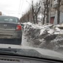 Снег мешает проезду автомобилей на проспекте Дзержинского в Новосибирске