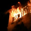 Двенадцать человек спасли сотрудники МЧС на пожаре в многоэтажном доме в Новосибирске