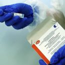 Губернатор Травников поставит новосибирскую вакцину «Вектора»