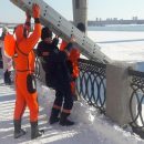 Житель Новосибирска прыгнул на лед Оби с Октябрьского моста и выжил