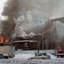 Загорелся трехэтажный деревянный дом на улице Титова в Новосибирске
