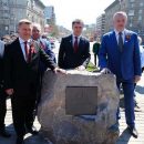 Первый камень стелы «Город трудовой доблести» установили в Новосибирске 9 мая Первый камень стелы «Город трудовой доблести» установили в Новосибирске 9 мая