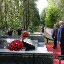 Андрей Травников возложил цветы к памятнику основателю Новосибирска в День города