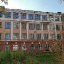 Школу без крыши и стены готовят к сносу в Новосибирске
