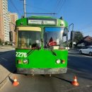 Колесами по 5-летнему ребенку прокатился водитель троллейбуса №8 в Новосибирске Колесами по 5-летнему ребенку прокатился водитель троллейбуса №8 в Новосибирске