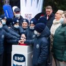 Трехметровую ладонь установили в Первомайском сквере Новосибирска