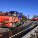 Лобовое столкновение грузовых Volvo  на трассе под Новосибирском ограничило движение