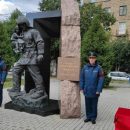 Погибшему министру МЧС Зиничеву несут цветы новосибирцы Погибшему министру МЧС Зиничеву несут цветы новосибирцы